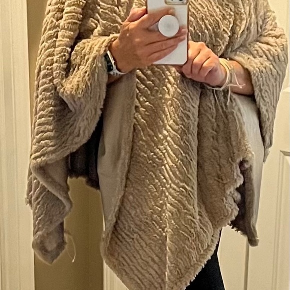 L.I.B.New York taupe faux fur Poncho OS - Picture 8 of 9